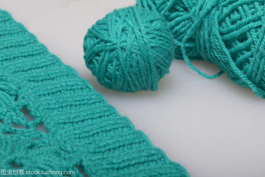翡翠色的針織產(chǎn)品和纏繞的絲線, 它是鉤編和針織